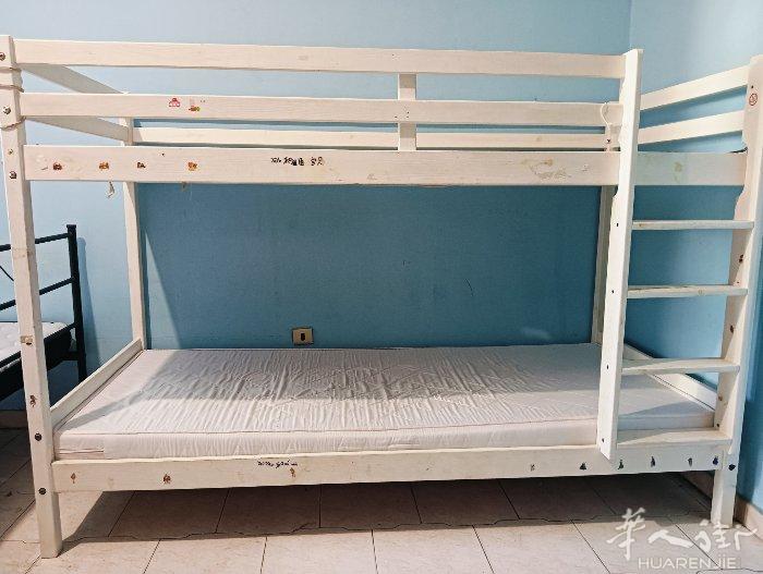 实木儿童双人床,八成新,可拆可组的50€,原价199€