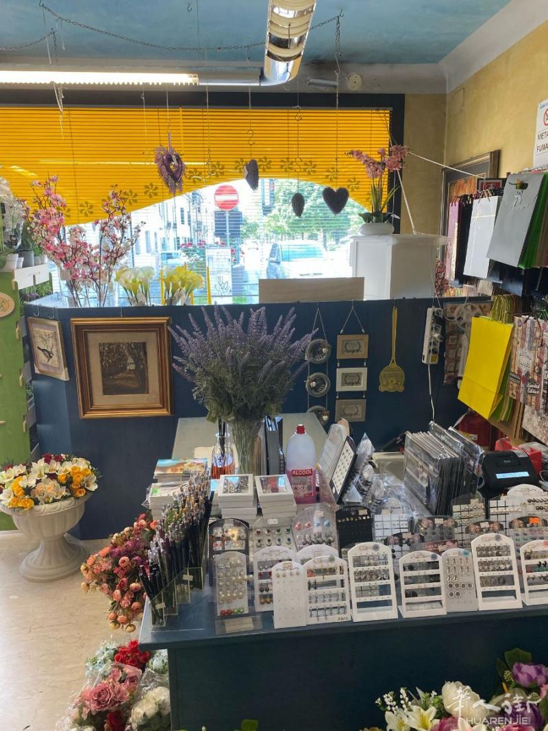 意大利人百货店转让 3万包括货物  86平方 还有一个仓库在店后面  800店租   适合一家人  小成本  在 castelfranco veneto  wx:xiaoqiang12-24