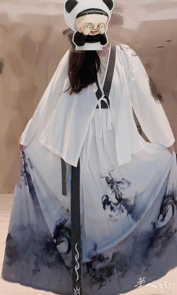 出汉服 、男款、女款都有 古装服装 配套道具扇子 、横笛、宝剑… 有喜欢中国传统