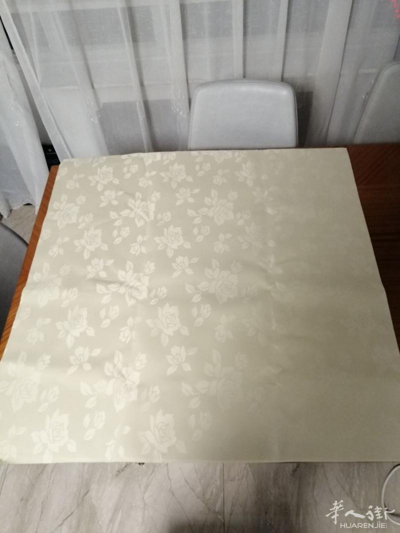 出售全新餐馆用的桌布90乘90。黄色尼龙面料很容易清洗，大甩卖2欧一条