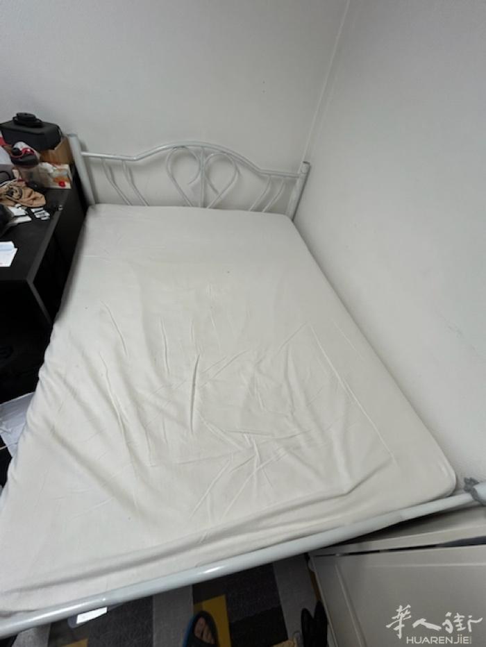搬家出双人床 床➕床垫一起打包 铁架的床 很稳 没声音 不是那种木头的 会有吱嘎