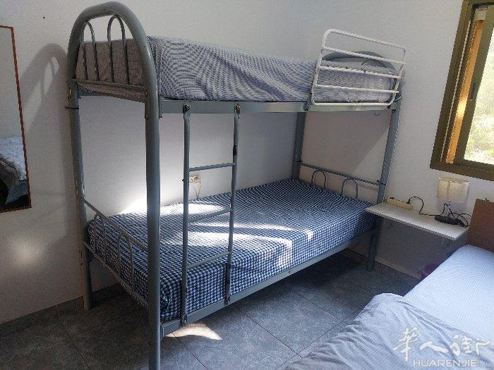 出售二手上下床一个30€， 电脑椅一个5€。微信:610584096
