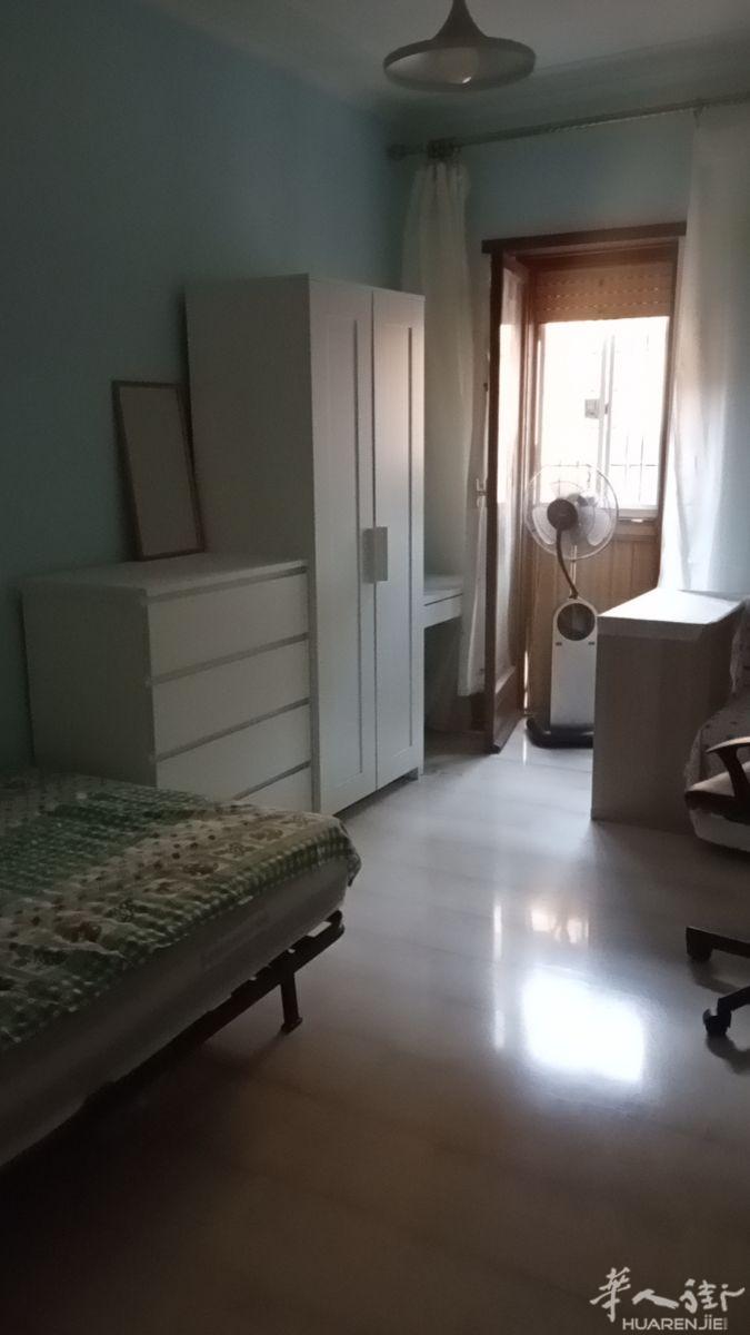 罗马A线地铁口numidioquatrato有房间出租，随时可以入住，住家交通方便，附近生活设施都很方便
