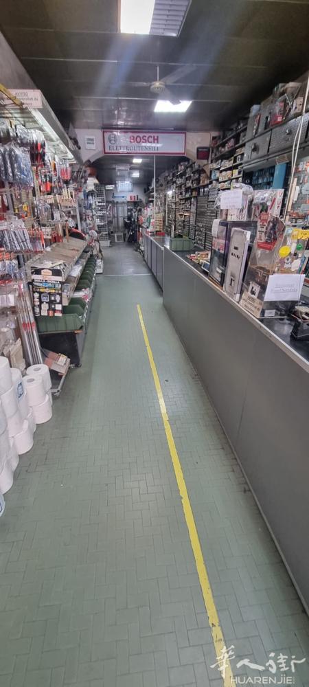Livorno市中心，270平方五金店出售。在正街好店面来了几十年的老外。可以做