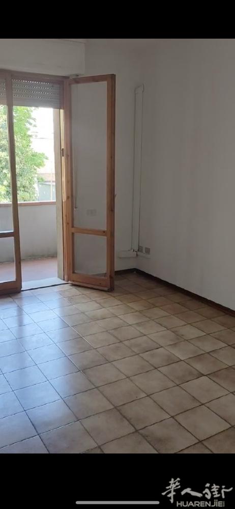 普拉托via roma 附近有大房间出租，靠近esselunga超市，交通方便，