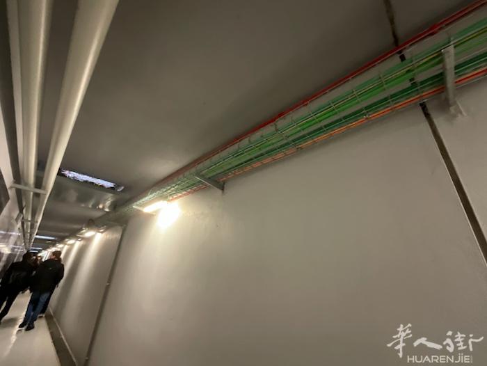 收如图所示的废旧管道、电线电缆和铁栅栏，接受破损，做视频拍摄的道具用，价格私聊