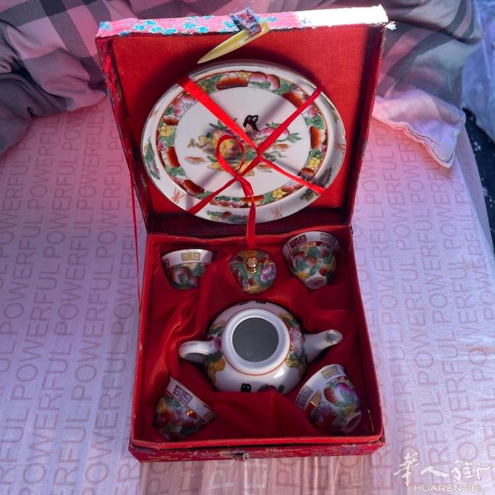 出一套￼全新小茶具 70年代全新（底款景德镇）价格不贵 20一套