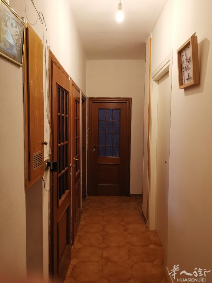 quarto oggiaro via cogne 有一中房间既日出租，家具齐全，