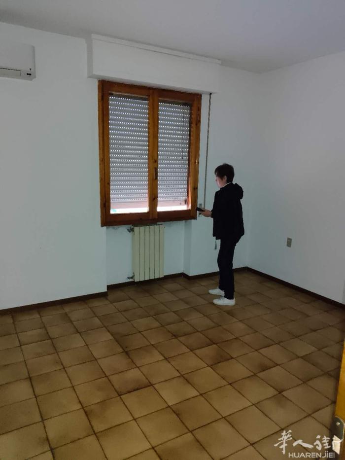 Via roma 附近有大房间搭铺，靠近esselunga超市，交通便利，房子干