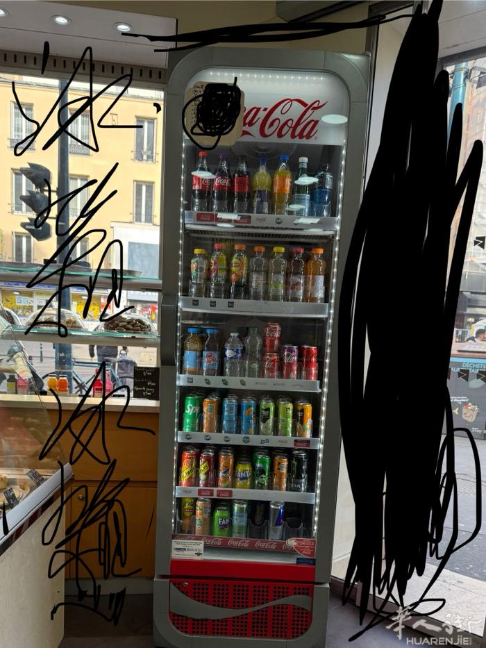 出售两台饮料冰箱9.99新 及一台全新刨肉机 联系电话0782089989可短信
