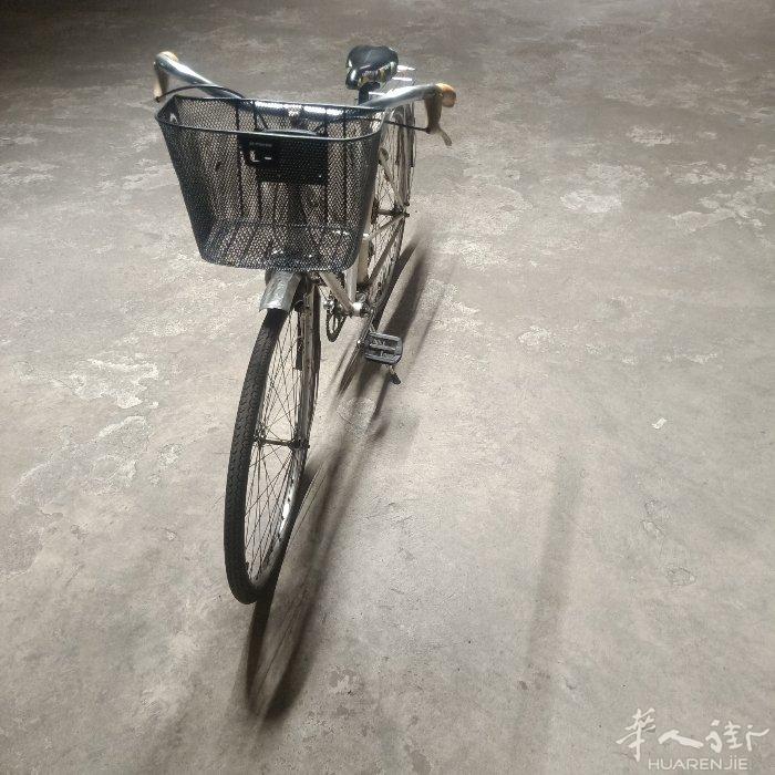 有辆二手26寸自行车前后都有档泥板车蓝带货架单支架等等80欧元转让有意者联系电话