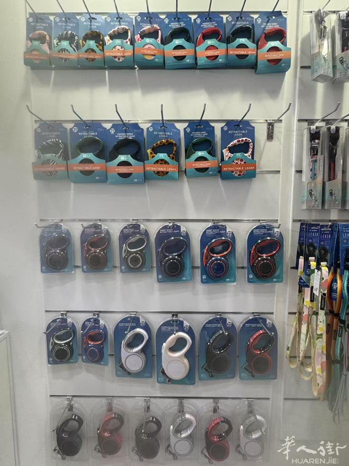 打包出售60个宠物梳子。145条牵引绳3000+的球。  有宠物店需要合作的请直
