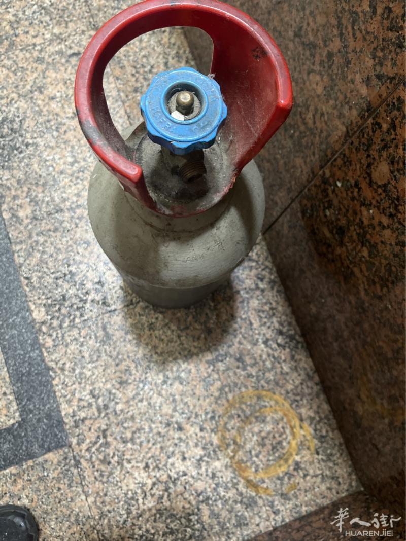 钢瓶洒吧用的。空瓶．30 €一个。
