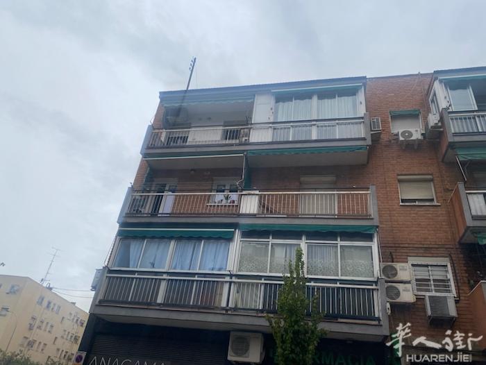 在Vallecas 区 靠近entrevia 火車站。calle manual