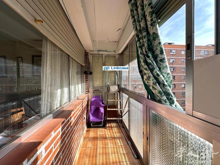 aluche 好房源，光线巨好, 三房一厅带个小阳台，总建筑72平方,楼下就是a