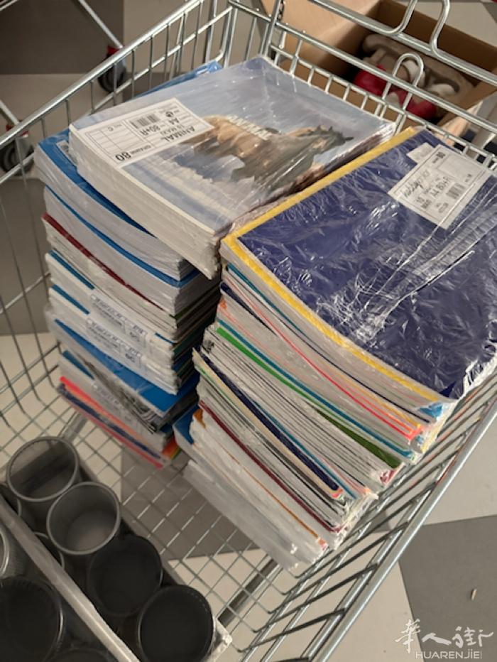米兰边百货店清仓出售各种货柜货架木板挂钩和Casa电脑、放盗扣、还有整包货全部白