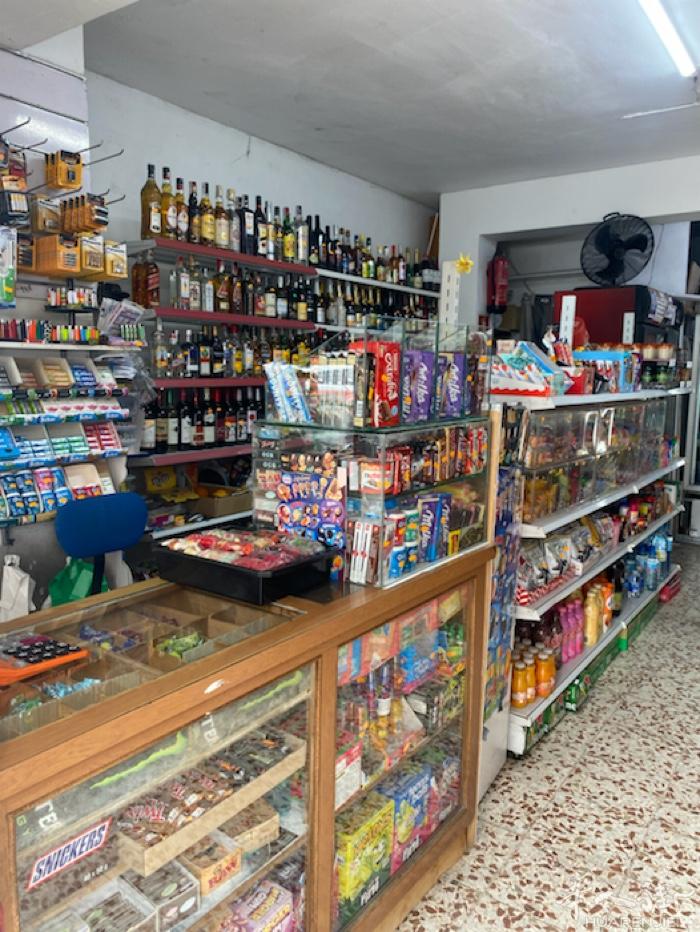 马德里郊区位于ALCALA  DE  HENARES糖果店转让，多年老店生意稳定