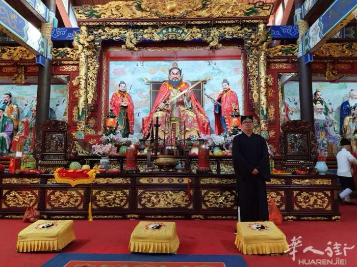 本人受禄于正一天师道三字辈传人，道号蔡三江，法号清雲子。主修高功符箓与命理风水。