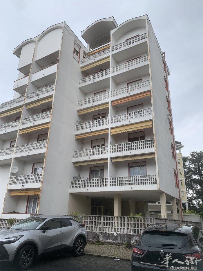 出售位于加拉拉特（Gallarate）的两室公寓，独立卫生间和厨房，附带大型车库