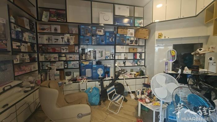 bologna博罗尼亚中国街生活小家电店铺转让，空店或者带货都可以价格美丽，房租