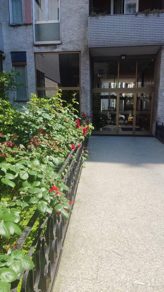 黄线地铁站Brenta有房间出租近领事馆周边购物交通方便意大利2楼有门卫封闭式小