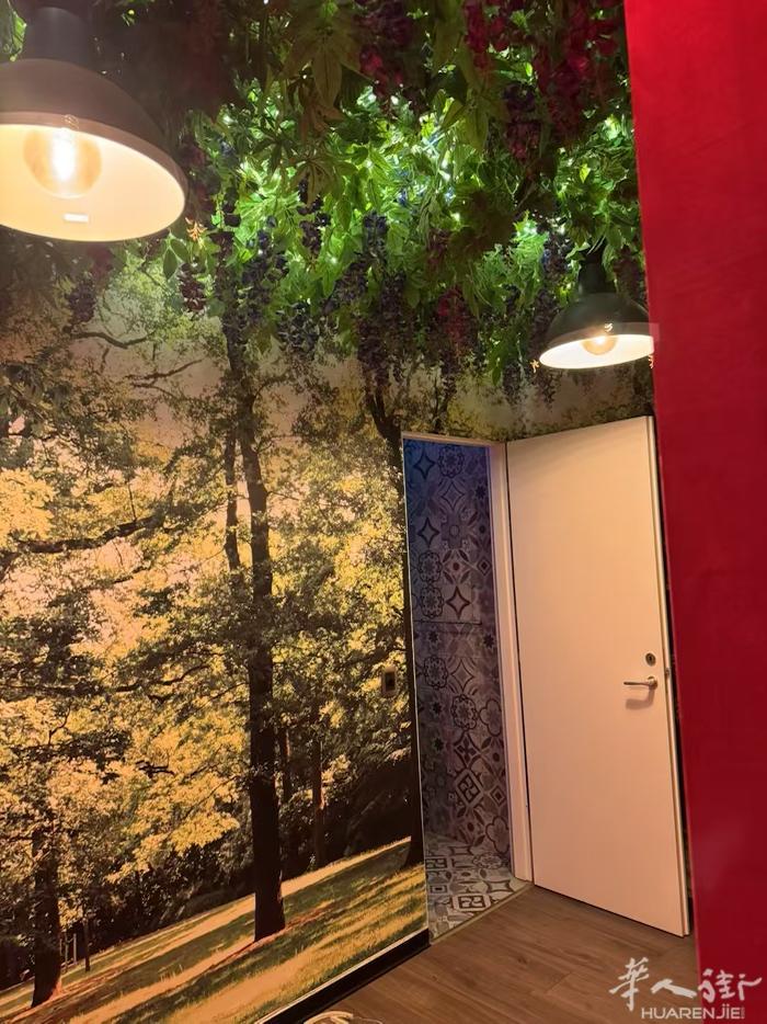 近华人街，店面出租via Luigi canonica带精装修 ，门口就是巴士站