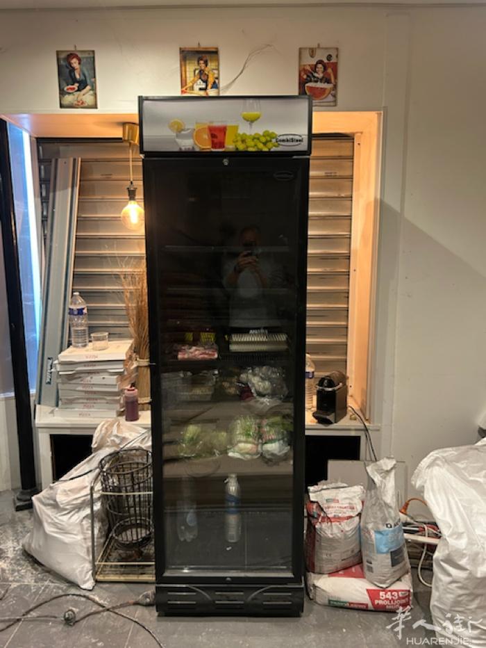 玻璃冰箱适用于酒吧和开烟草店。62/65/193 cm ，2022年买的，七成新
