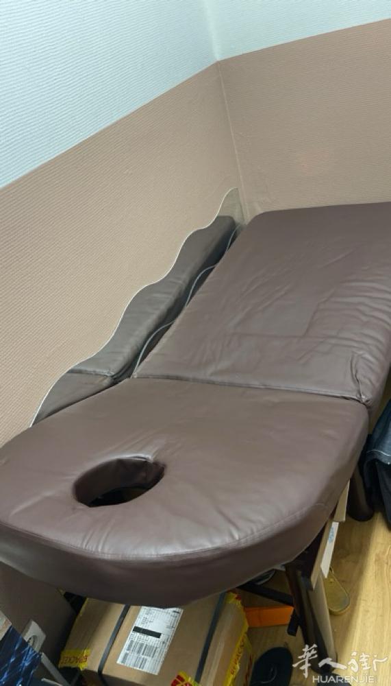 一张按摩床30卖 还有热石头的锅20欧