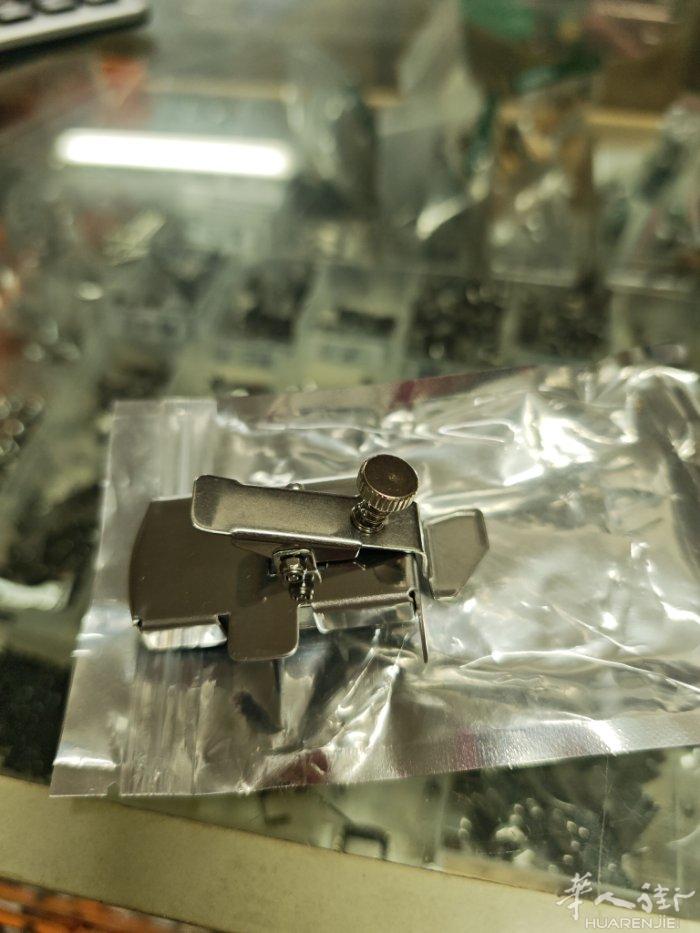 光荣针车行卖针线和各种配件
