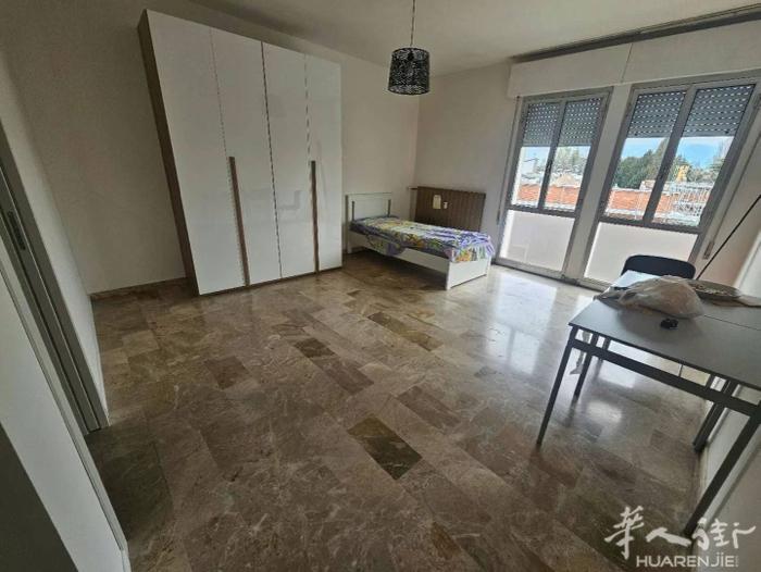 Padova  Arcella 有个大房间出租 包水电 交通方便 电车站San