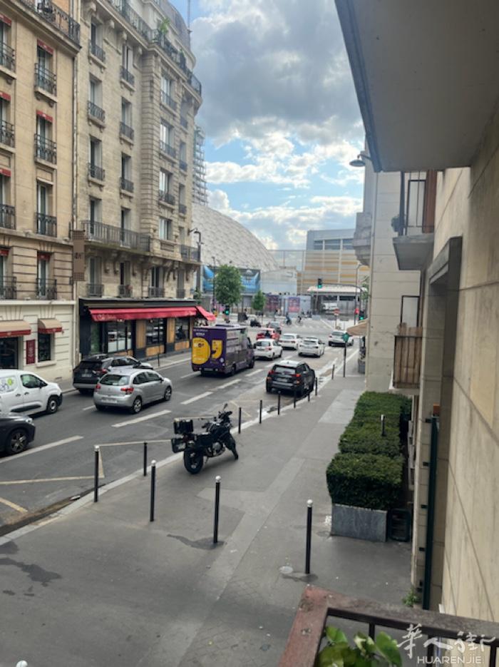 小巴黎15区12号线porte de versaille地铁口走路4，5分钟，交