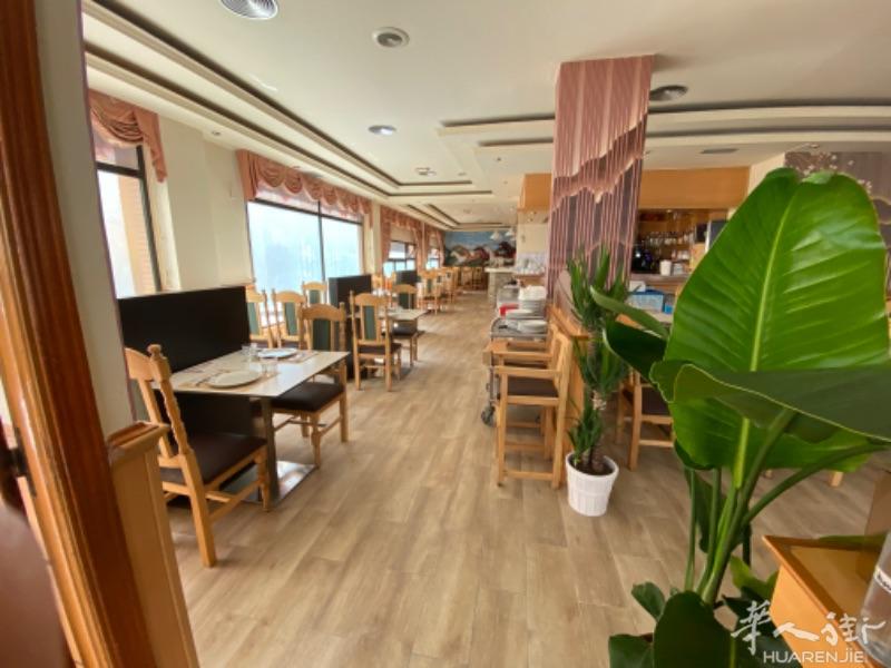 马德里餐馆转让。离地铁口近 位于calle juan de olias 28。22年营业时间，生意稳定。在皇马球场附近。面积200平方左右，长方形，光线很足，有大型玻璃窗。有营业执照。设备齐全。现在还在营业当中。接手就可以马上继续营业。还有潜力。本人因退休诚意转让。机会难得，价钱好商量，面议。有意的请联系。非诚勿扰谢谢！微信或电话619792524