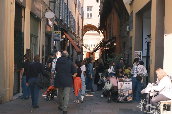 BOLOGNA市中心苹果店隔壁奶茶店转让（带酒吧执照）！！上下楼七十多平方有四十