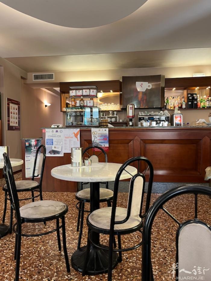 vicenza 边rossano veneto  via Roma 17号中心有