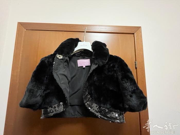 lulu家的兔毛外套，很好配衣服！ 几乎全新！领子可以随意凹造型！边边镶有闪片！