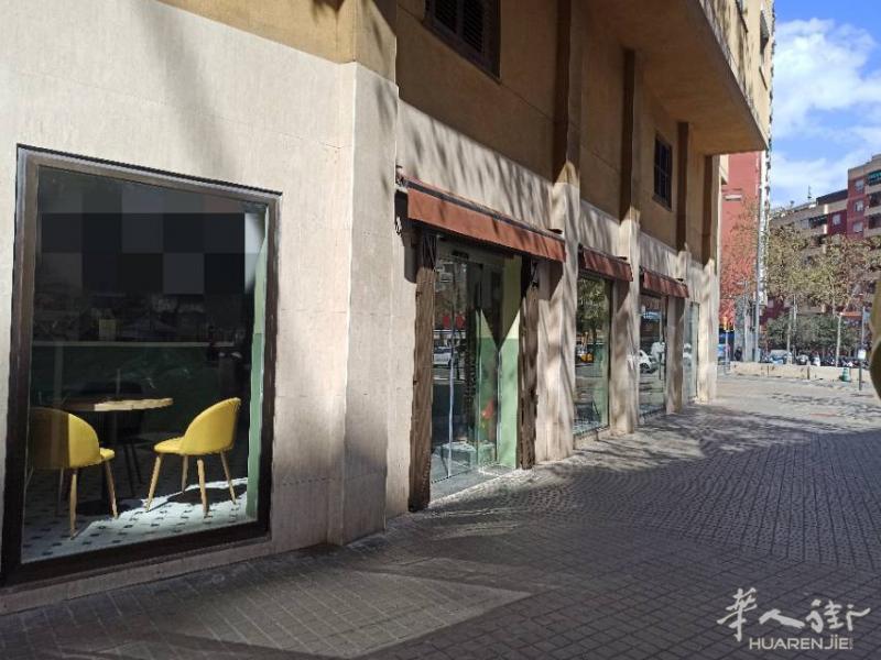 巴塞市内主干道转角口新装修酒吧转让。110平米，7
