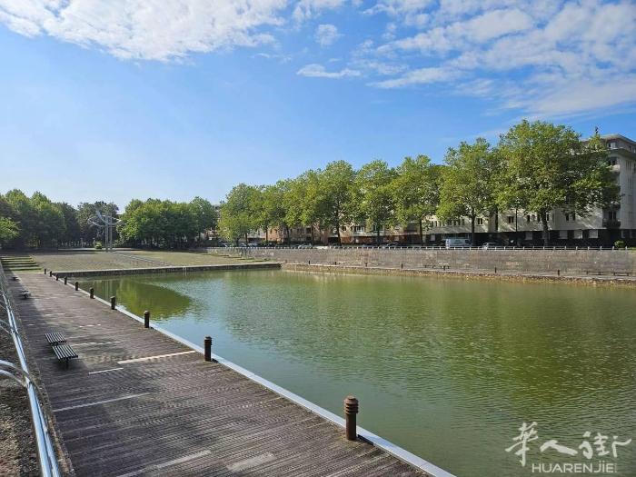 78 GUYANCOURT近凡尔赛中央供暖三室一厅带阳台双车库 即日起租  位于