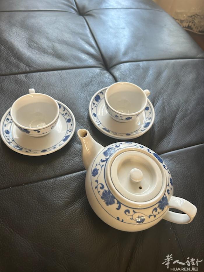 出售一个茶壶 4个茶杯4个碟子。10 €清理掉电0605131551