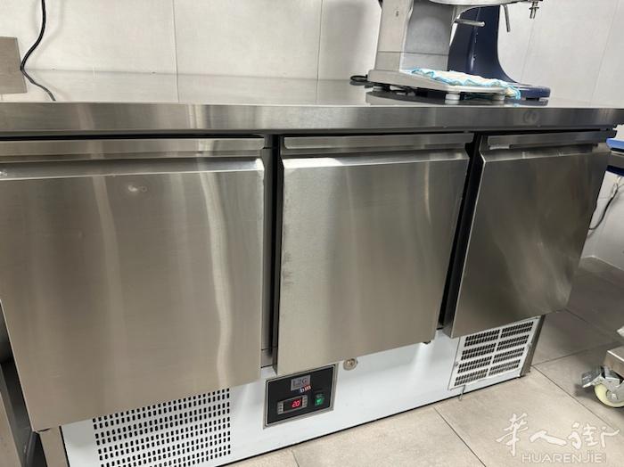 餐馆三开门冷藏风柜，8成新，长135，深70，高85，都正常使用，因厨房位置不够