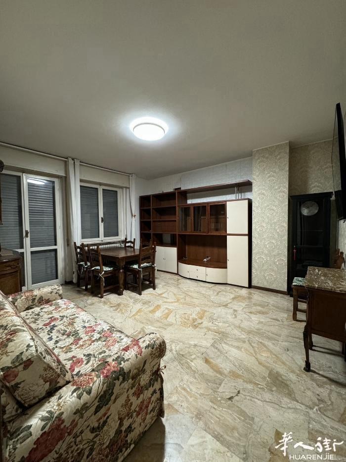 【出租】米兰边 Cinisello Balsamo 市中心 ，超大户型出租，坐南