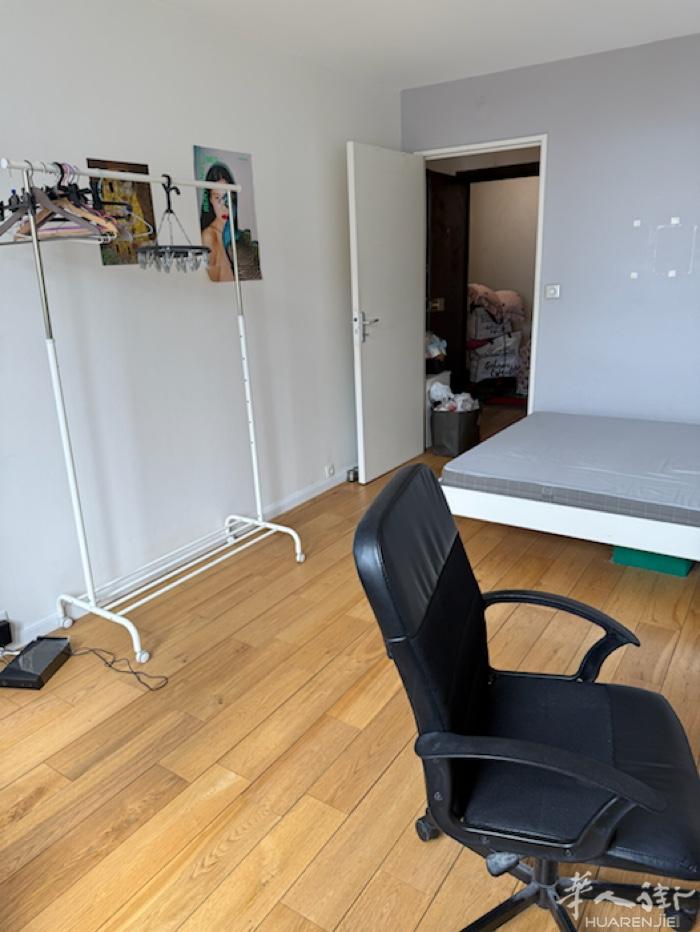 7号线porte d’Ivry, 中国红对面高层29 楼，可以看到铁塔，单间
