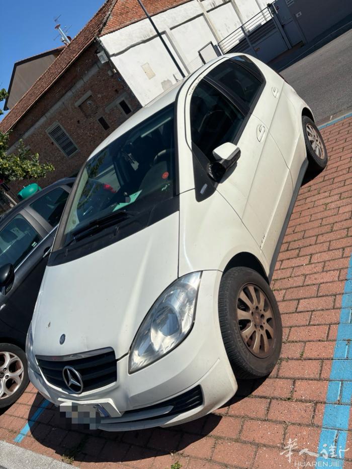 出一辆颜值外观欠修理，有点小毛病的车，奔驰A160，2012年，15W多公里，P