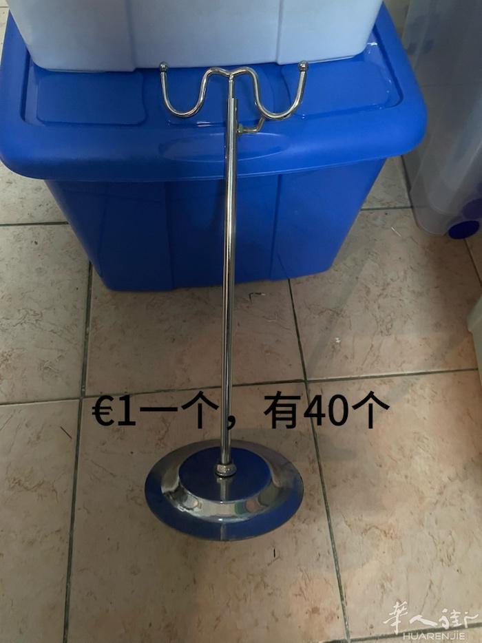 米兰市内出模特，挂包架子。€1一个，有需要的请联系3331616246，自提。