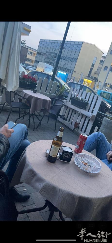 酒吧桌子六张。赠五六张椅子还有十几个椅子垫。总共200 欧