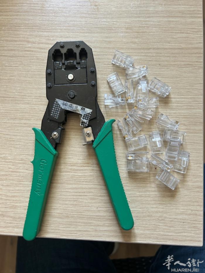 网线水晶头20个和1把卡钳，价格10欧联系电话0770150633