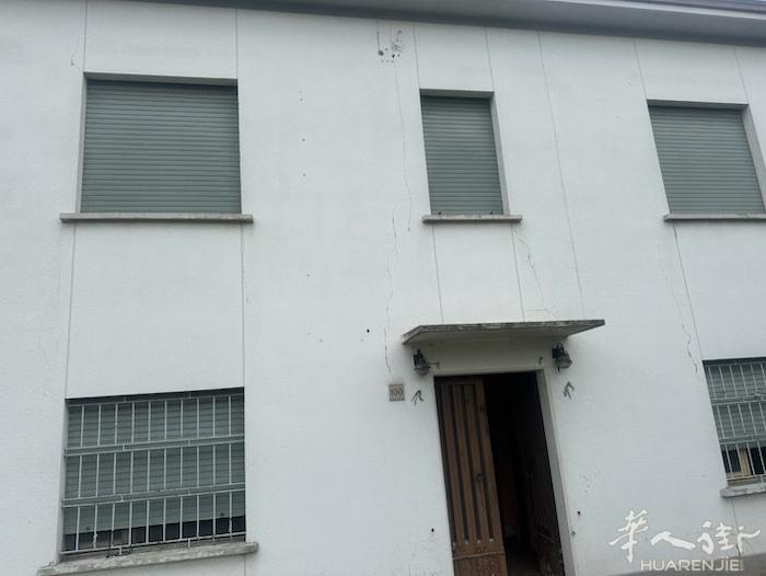 “200多平米工厂带住家出租”楼下工厂和厨房100平米（工厂自带一个小厕所） 楼