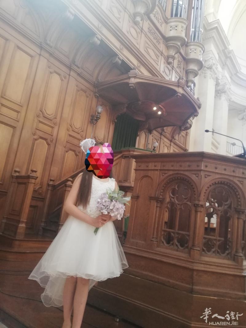 出九点九成新白色燕尾婚纱裙适合八岁以下 ，40欧  只穿了一次演出现在太小了 有