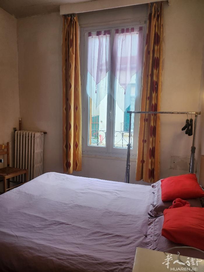 位于Le bourget有两房间可短租，限女性。☎0771062815 /077