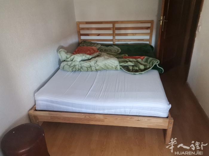 Getafe有一个大床房间出租，欢迎有稳定工作和爱干净的人入住，