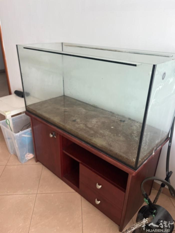 金鱼缸转让1.3长 多少？60长50宽加下面的家具。  自提。 36638781